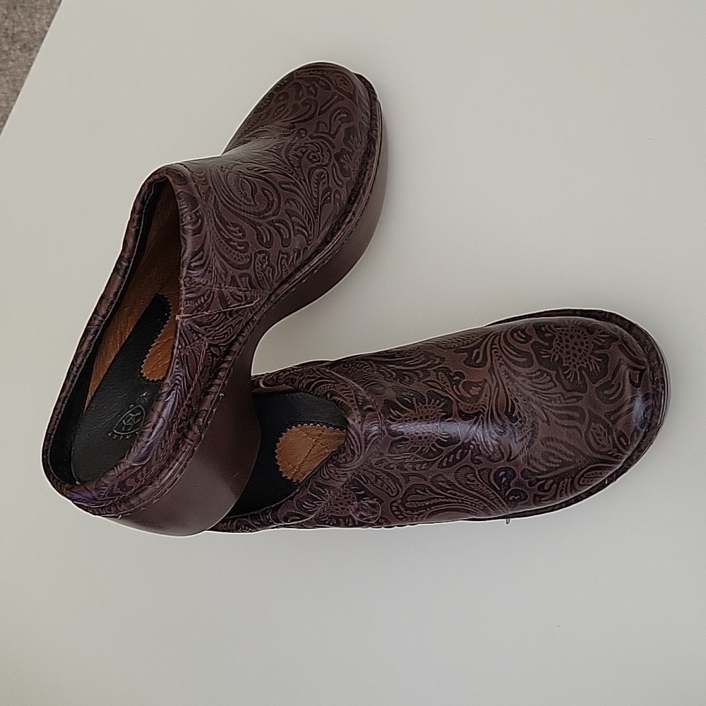 Like new, Women's Ariat clogs, brown, size 10B.